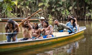Will Smith recorre un río amazónico